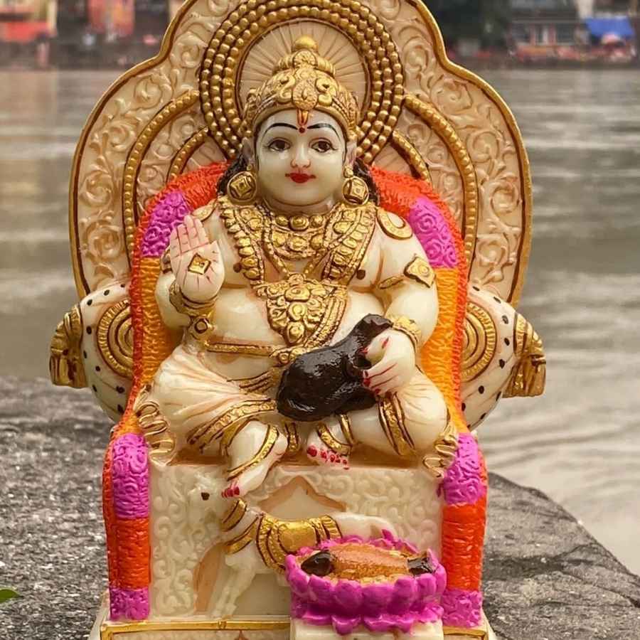 কোজাগরী লক্ষ্মীপুজোর দিন কুবেরের মূর্তি বাড়িতে স্থাপন করুন। 