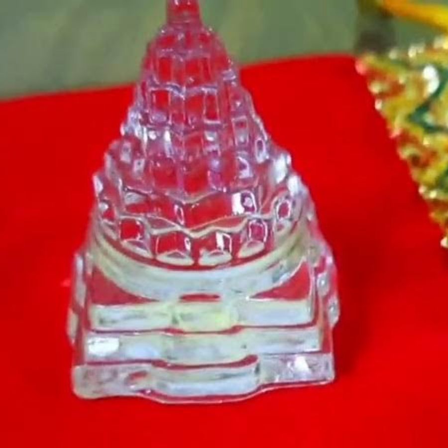 বাড়ি থেকে নেতিবাচক শক্তি দূর করতে চাইলে স্ফটিকের শ্রীযন্ত্র স্থাপন করুন। এতে ঘর পজিটিভ শক্তিতে ভরে ওঠে। 