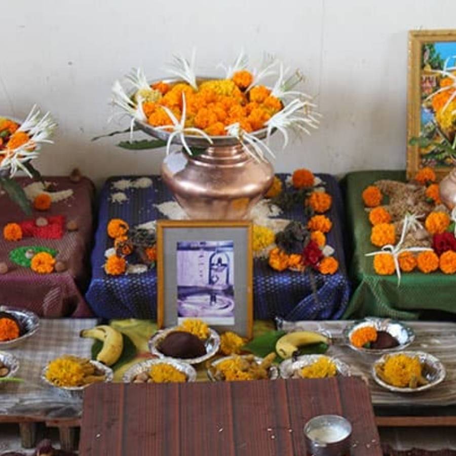 লক্ষ্মীপুজোর দিন অবশ্যই নারায়ণ পুজো করুন। পারলে ৫জন কুমারীকে কিছু উপহার দিন। এতে দেবী প্রসন্ন হন। 