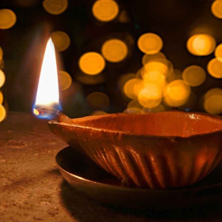 দেবী লক্ষ্মীর কৃপা পেতে লক্ষ্মীপুজো তো বটেই, গোটা বছর ধরে দক্ষিণ দিকে মুখ করে, অশ্বত্থ গাছের নিচে, বাড়ির মূল প্রবেশ দ্বারের সামনে এবং পূর্ব পুরুষদের ছবির সামনে প্রদীপ জ্বালান। এতে দেবী প্রসন্ন হন। ( ‘আনন্দ উৎসব ২০২৫’-এর সাফল্যের নেপথ্যে রয়েছেন একাধিক সহযোগী। প্রেজ়েন্টিং পার্টনার ‘মারুতি সুজ়ুকি অ্যারেনা’। অন্যান্য সহযোগীরা হলেন ওয়েডিং পার্টনার ‘এবিপি ওয়ানস্টপ ওয়েডিং’, ফ্যাশন পার্টনার ‘কসমো বাজ়ার’, নলেজ পার্টনার ‘টেকনো ইন্ডিয়া ইউনিভার্সিটি’, ব্যাঙ্কিং পার্টনার ‘ইউনিয়ন ব্যাঙ্ক অফ ইন্ডিয়া’, কমফোর্ট পার্টনার ‘কার্লন’)।  (এই প্রতিবেদনটি ‘আনন্দ উৎসব’ ফিচারের একটি অংশ)।