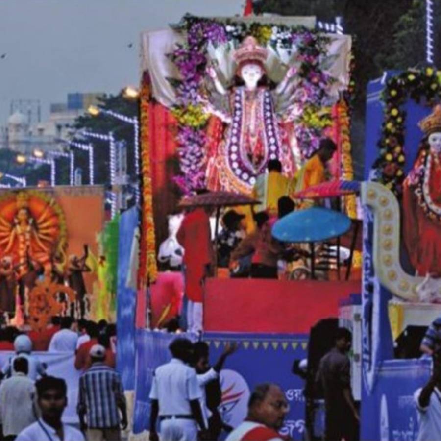 রবিবার কলকাতায় অনুষ্ঠিত হবে এ বারের পুজোর কার্নিভাল। অংশ নেবে ১১৩টি পুজো কমিটি। তার আগে ৫ জেলা শহরে অনুষ্ঠিত হয়ে গেল কার্নিভাল। 