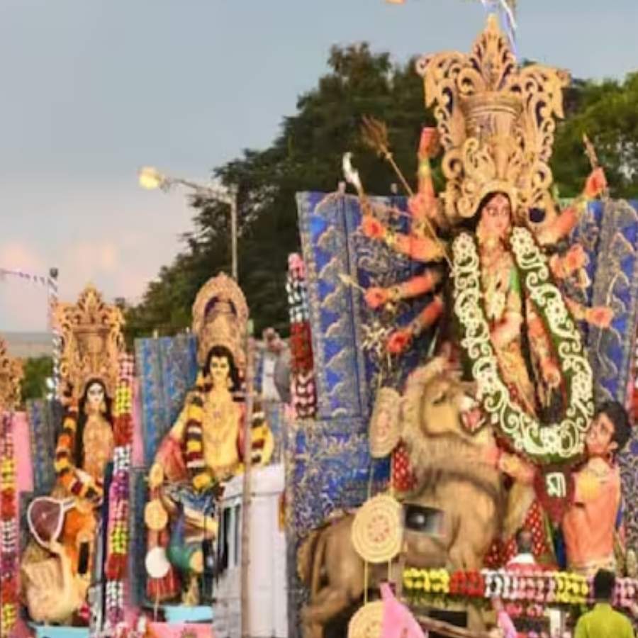 শনিবার ৪ অক্টোবর উত্তর ২৪ পরগনা সহ ঝাড়গ্রাম, পশ্চিম বর্ধমান, পূর্ব এবং পশ্চিম মেদিনীপুরে অনুষ্ঠিত হয়ে গেল বর্ণাঢ্য এই শোভাযাত্রা। 