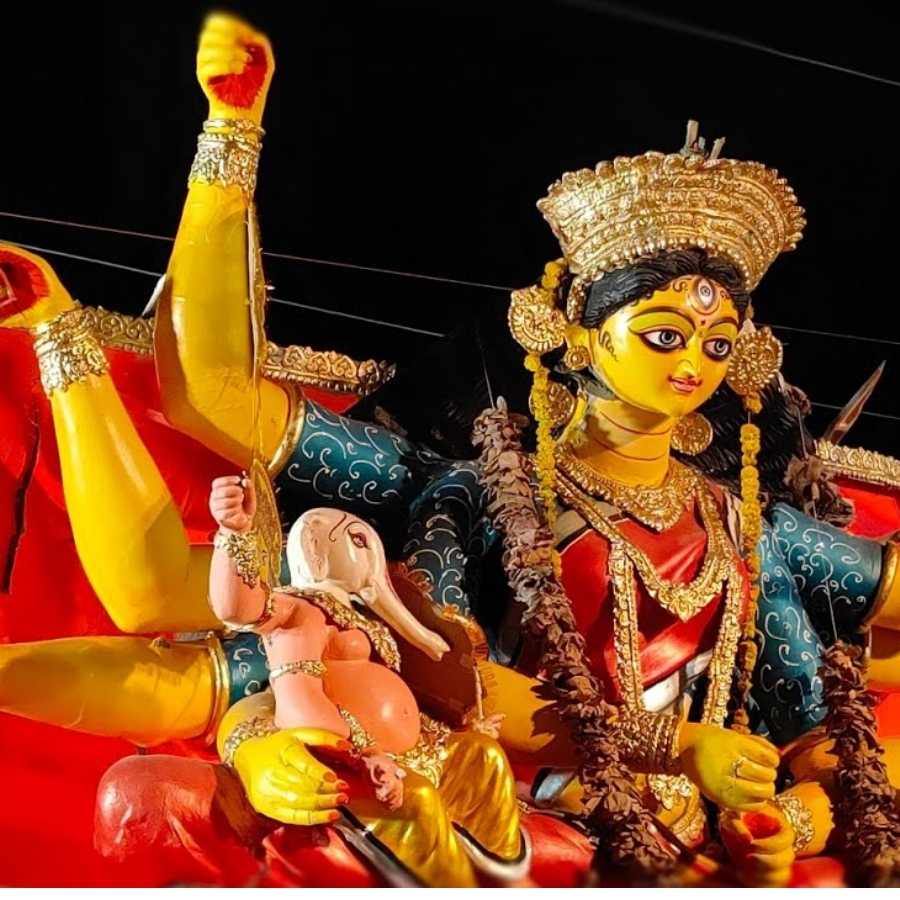 বারাসতের শেঠপুকুর, রথতলার পুকুরে বিসর্জনের আয়োজন করা হয়েছিল। ব্যারাকপুরের চিড়িয়ামোড়েও কার্নিভাল অনুষ্ঠিত হয়েছে এ দিন একটি। 