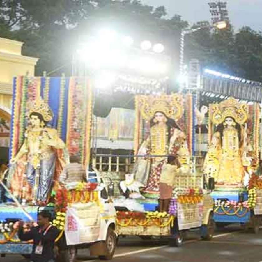 বনগাঁয় ১০ পুজো কমিটি নিয়ে কার্নিভাল অনুষ্ঠিত হয়, প্রতিমা নিরঞ্জন করা হয় ইছামতীর ঘাটে। বসিরহাটে আরও এক বর্ণাঢ্য শোভাযাত্রার আয়োজন করা হয়েছিল। 