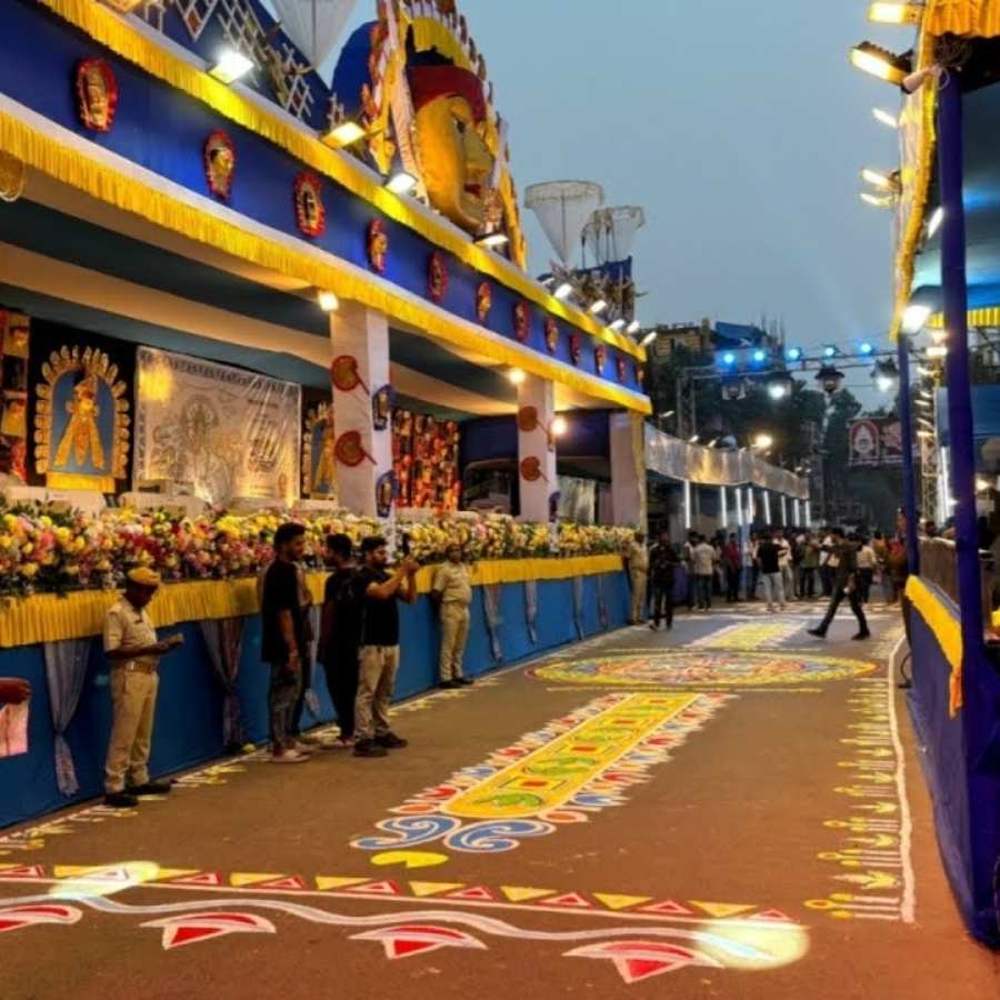 তবে এই বছর পশ্চিম মেদিনীপুরে দুটি কার্নিভালের বদলে একটিই কার্নিভাল অনুষ্ঠিত হল। আবহাওয়ার কারণে খড়গপুরে কার্নিভাল হল না। কেবল মেদিনীপুর শহরেই বর্ণাঢ্য শোভাযাত্রা অনুষ্ঠিত হল। মোট ১৫টি পুজো কমিটি তাতে অংশ নেয়। 