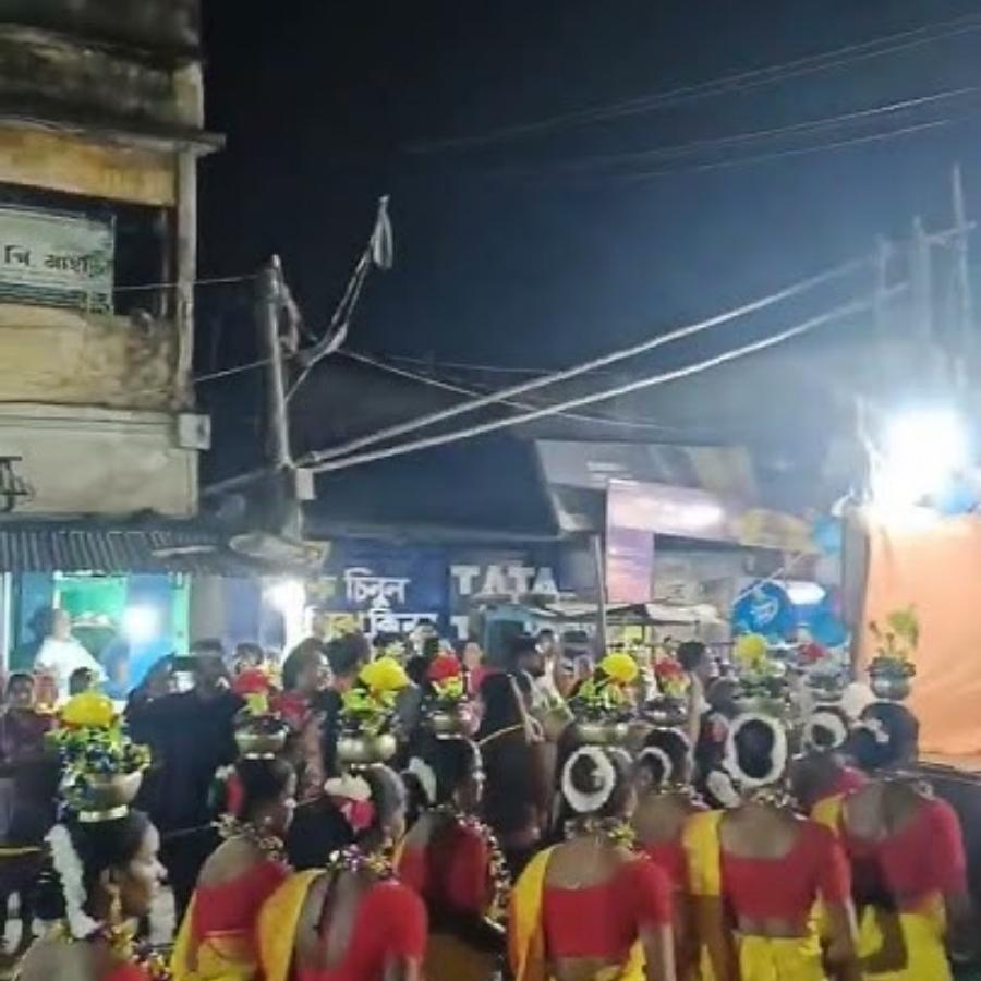 অন্য দিকে ঝাড়গ্রামে শনিবার বিকেল ৫টা থেকে শুরু হয় কার্নিভাল। এখানেও প্রায় ১৫টি পুজো কমিটি অংশ নিয়েছিল। 