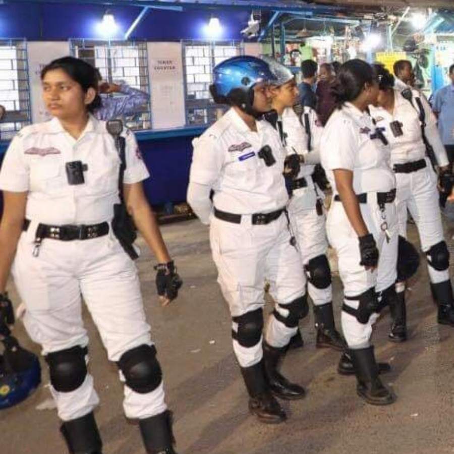 প্রতিটি জায়গায় কড়া পুলিশি নজরদারির ব্যবস্থা রাখা হয়েছিল। মোতায়েন ছিল বিরাট পুলিশবাহিনী। ( ‘আনন্দ উৎসব ২০২৫’-এর সাফল্যের নেপথ্যে রয়েছেন একাধিক সহযোগী। প্রেজ়েন্টিং পার্টনার ‘মারুতি সুজ়ুকি অ্যারেনা’। অন্যান্য সহযোগীরা হলেন ওয়েডিং পার্টনার ‘এবিপি ওয়ানস্টপ ওয়েডিং’, ফ্যাশন পার্টনার ‘কসমো বাজ়ার’, নলেজ পার্টনার ‘টেকনো ইন্ডিয়া ইউনিভার্সিটি’, ব্যাঙ্কিং পার্টনার ‘ইউনিয়ন ব্যাঙ্ক অফ ইন্ডিয়া’, কমফোর্ট পার্টনার ‘কার্লন’)।  (এই প্রতিবেদনটি ‘আনন্দ উৎসব’ ফিচারের একটি অংশ)।