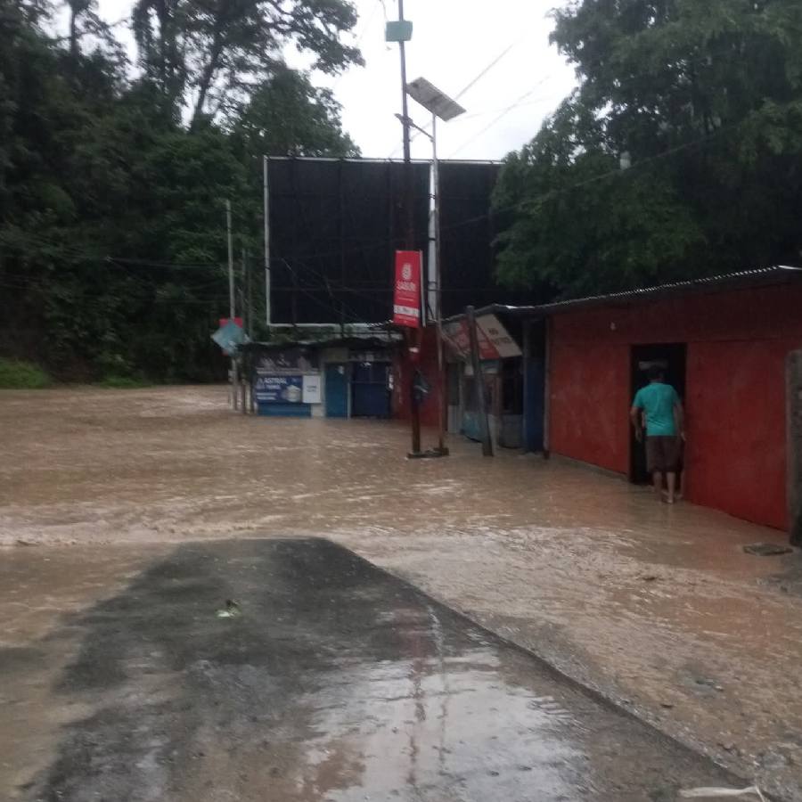 রাস্তায় উঠে এসেছে নদীর জল।