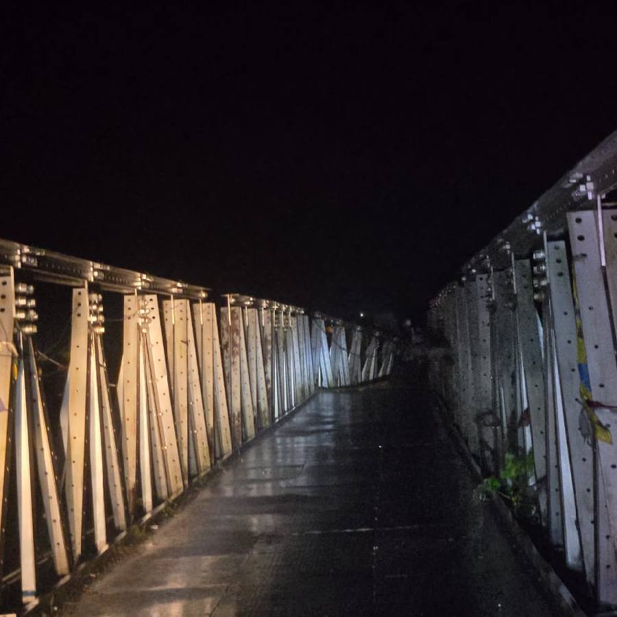 মিরিক-দুধিয়ার মাঝে লোহার সেতু ক্ষতিগ্রস্ত।