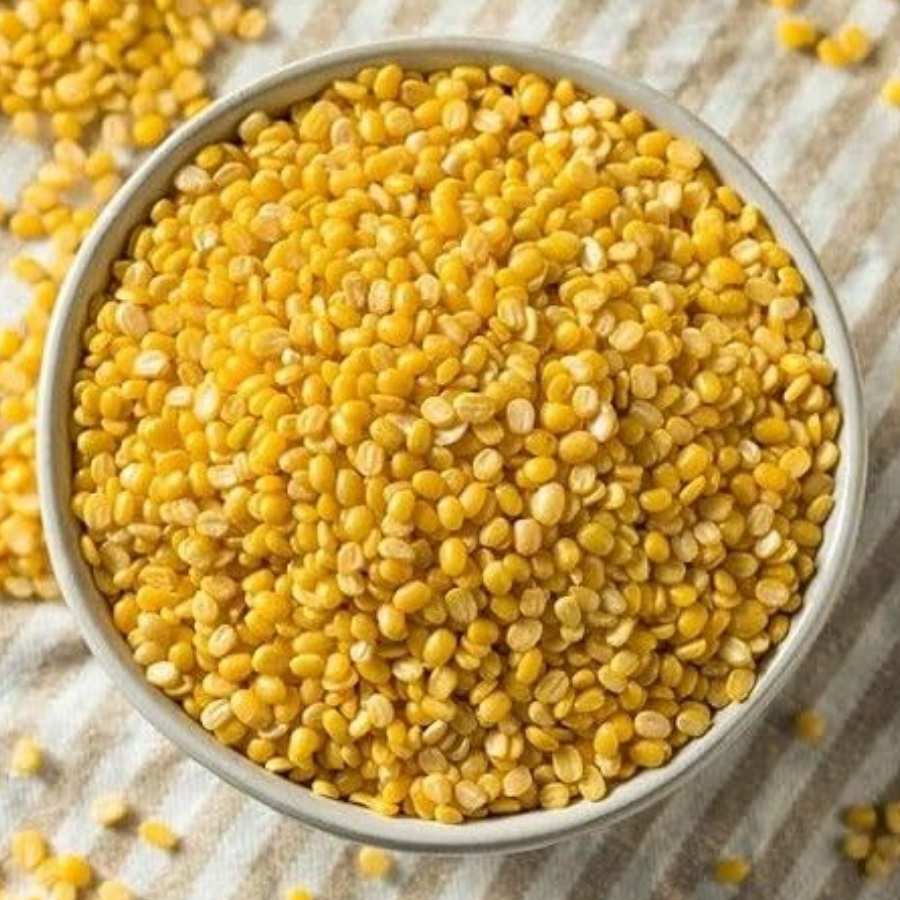 লক্ষ্মীর ভোগের জন্য ভুনা খিচুড়ি বানাতে চাইলে ২৫০ গ্রাম গোবিন্দভোগ চাল ভাল করে ধুয়ে, অন্তত আধ ঘণ্টা ভিজিয়ে রাখতে হবে। তত ক্ষণে ওভেনে একটি কড়াই বসিয়ে তাতে শুকনো খোলায় সমপরিমাণ সোনামুগ ডাল আঁচ কমিয়ে ভেজে নিন। ডালের রং বদলে গেলে সেটা নামিয়ে ভাল করে ধুয়ে রেখে দিন। 