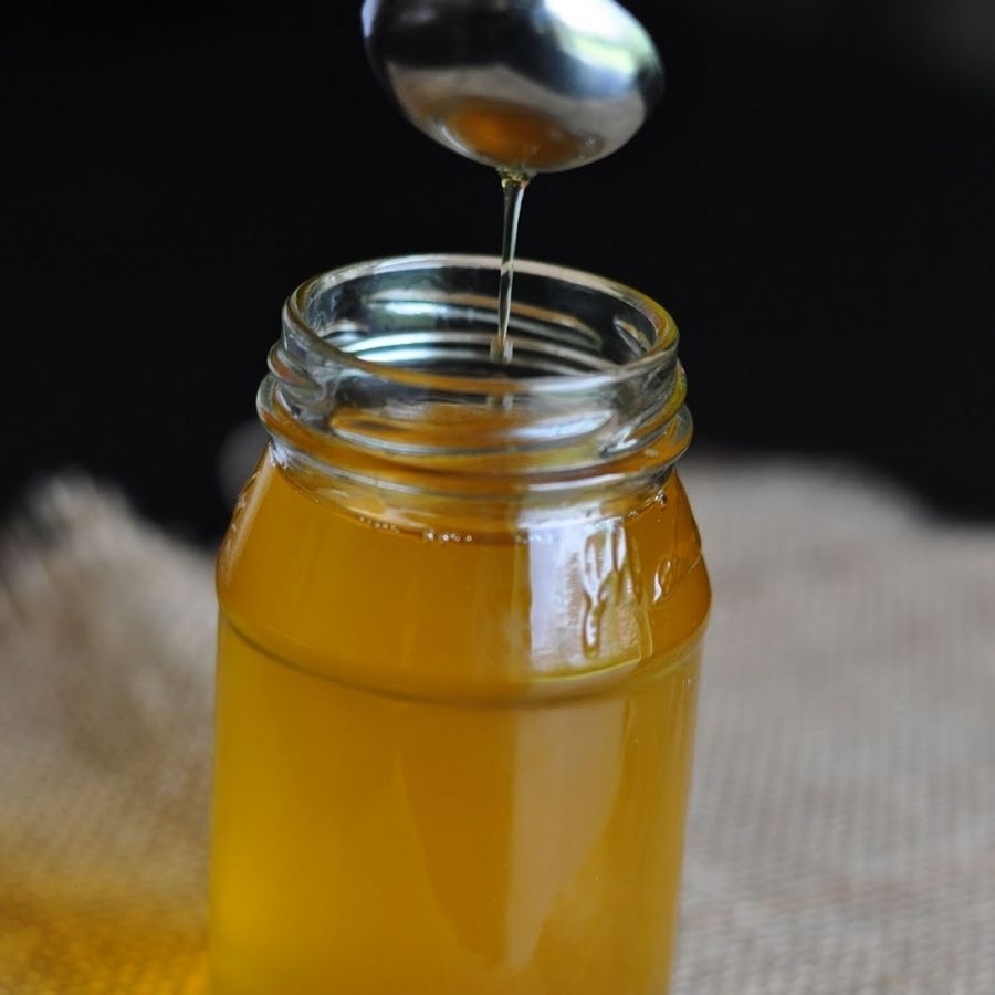 এ বার ওই কড়াইয়ে দিয়ে দিন সাদা তেল এবং ঘি। গরম হয়ে গেলে তাতে তেজপাতা, জিরে, লবঙ্গ, দারচিনি, এলাচ এবং শুকনো লঙ্কা ফোড়ন দিন। হালকা নেড়ে নিন। 