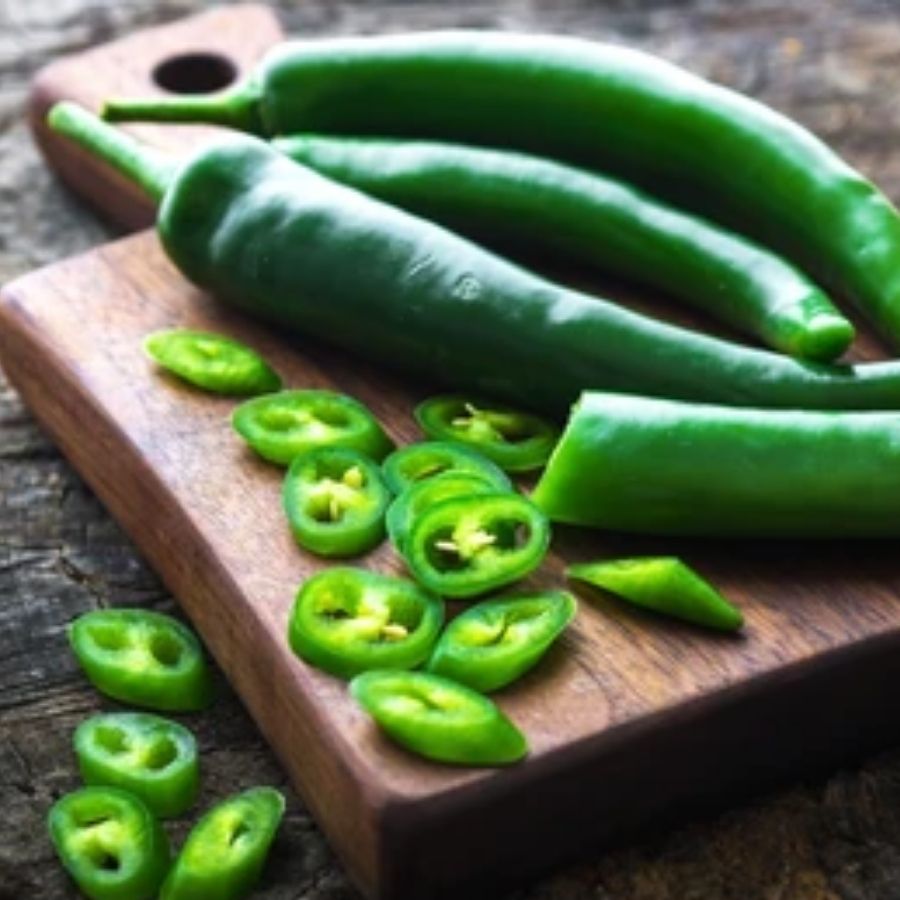 এর পর তাতে দিয়ে দিন আদা কুচি এবং কাঁচা লঙ্কা কুচি।  আবারও ভাল করে নেড়ে নিয়ে তাতে এক চামচ নুন, এক চামচ আদা বাটা দিয়ে দিন। ভাল করে কষিয়ে নিন।  