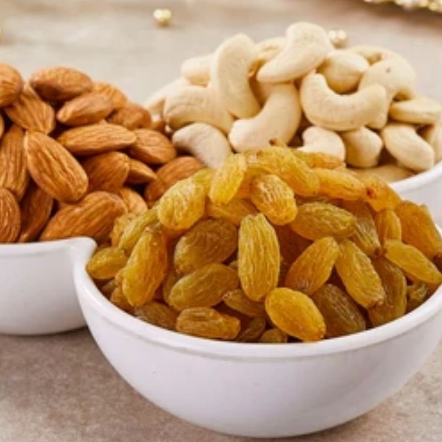 তার পর যোগ করে দিন কাজুবাদাম, খোসা ছাড়ানো আমন্ড এবং কিশমিশ। দিতে পারেন সামান্য নারকেল কোরাও। হালকা নেড়ে নিন। 