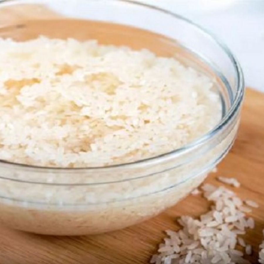 কড়াইয়ে এ বার যোগ করুন ভিজিয়ে রাখা চাল। তবে অবশ্যই আগে জল ঝরিয়ে নেবেন। দিয়ে দিন ধুয়ে রাখা ডালও। আবারও সবটা ভাল করে মিশিয়ে নিন। 