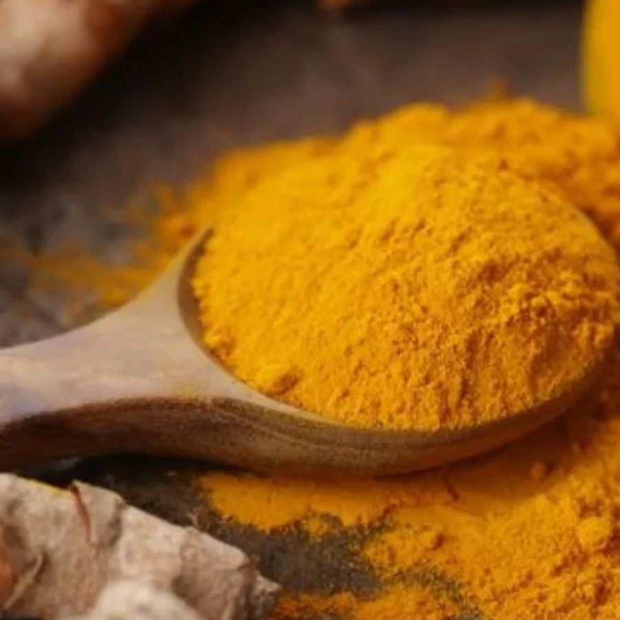 এ বার কড়াইয়ে দিন এক চামচ হলুদ গুঁড়ো, ৪-৫ টা কাঁচা লঙ্কা। আগে নুন দিয়েছিলেন, তাই সেটা মাথায় রেখে স্বাদমতো আরও একটু নুন দিয়ে দিন। ভাল করে নাড়তে থাকুন যাতে হলুদের কাঁচা গন্ধ চলে যায়।