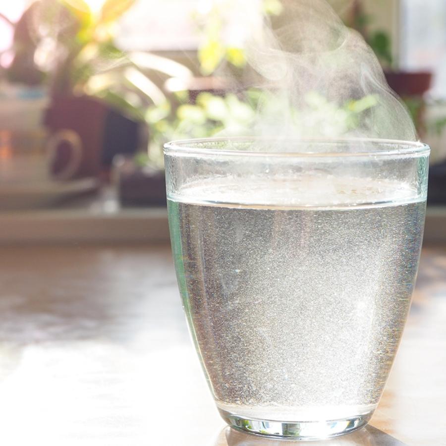  আঁচ একদম কমিয়ে উষ্ণ গরম জল ঢেলে দিন। যতটা চাল, ডাল আছে তার দ্বিগুণ জল দেবেন। এ বার এতে দিন স্বাদমতো চিনি। ভাল করে মিশিয়ে ঢাকনা দিয়ে দিন। আঁচ বাড়িয়ে ফুটতে দিন অন্তত মিনিট পাঁচেক। 