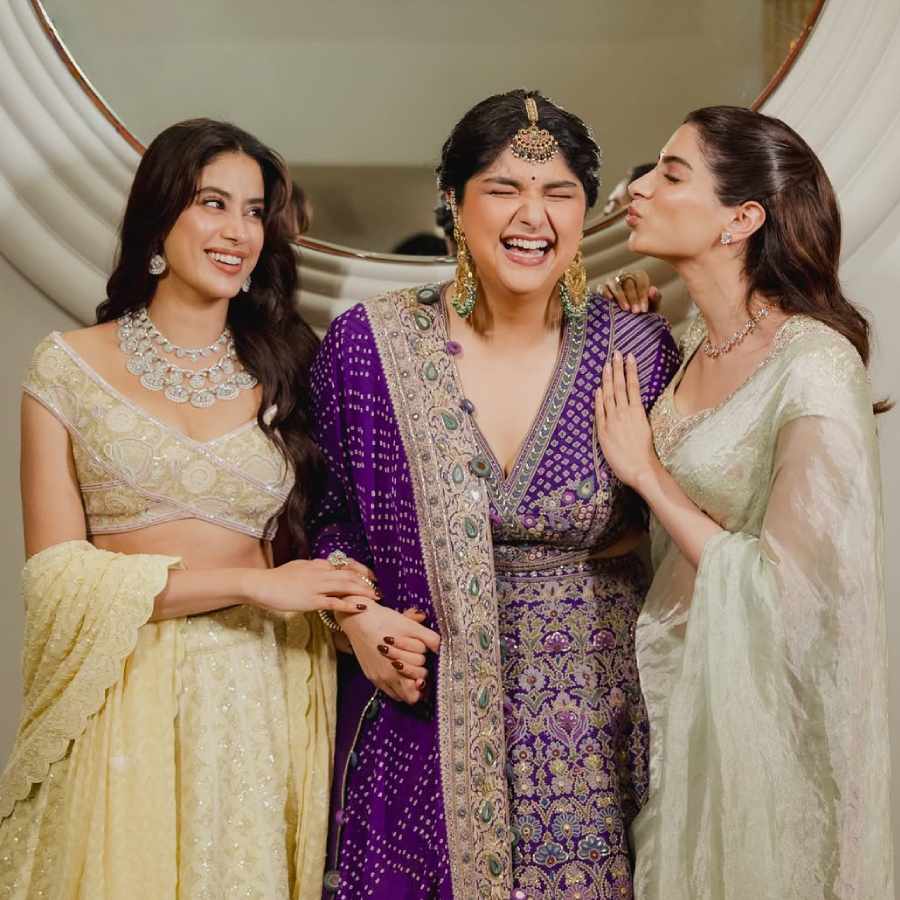 At Anshula Kapoor's engagement what her ce;ebrity relative wore dgtl