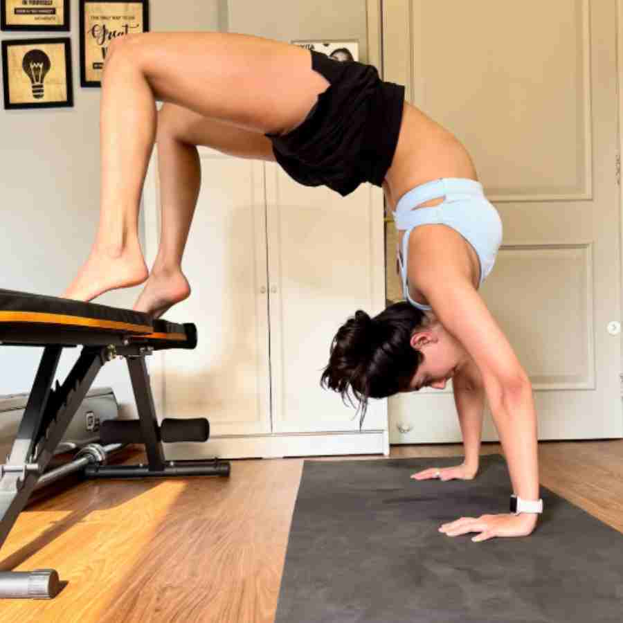 চক্রাসন করছেন নিকিতা দত্ত।