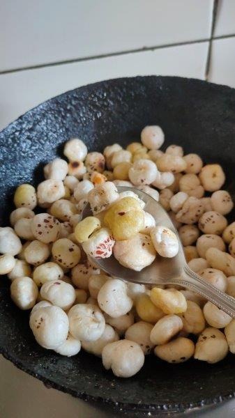 ঘি একটু গরম হয়ে আসলেই তার মধ্যে দিয়ে দিন ১৫০ গ্রাম মাখানা। এর পর খানিক ভেজে নিন। তবে খুব বেশি ভাজলে হবে না। মিনিট দু’য়েক অল্প আঁচে নাড়াচাড়া করলেই হবে। এ ক্ষেত্রে ঘিয়ের পরিবর্তে সাদা তেলও ব্যবহার করা যায়। তবে ঘি, স্বাদে অন্য মাত্রা যোগ করে। 