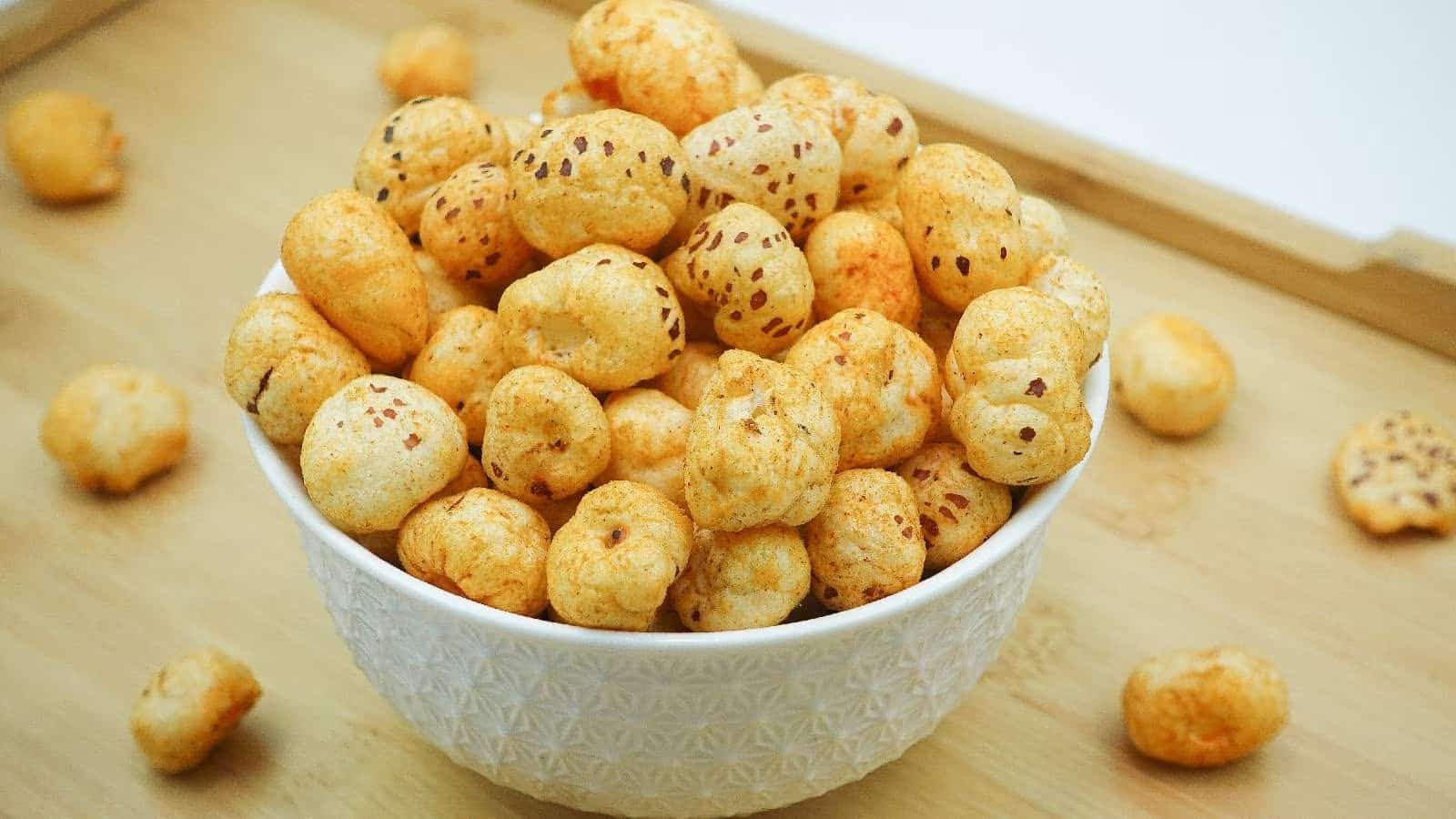 ভাজা হয়ে গেলে গ্যাস বন্ধ করে দিন এবং মাখানাগুলিকে অন্য একটি পাত্রে তুলে রাখুন। 