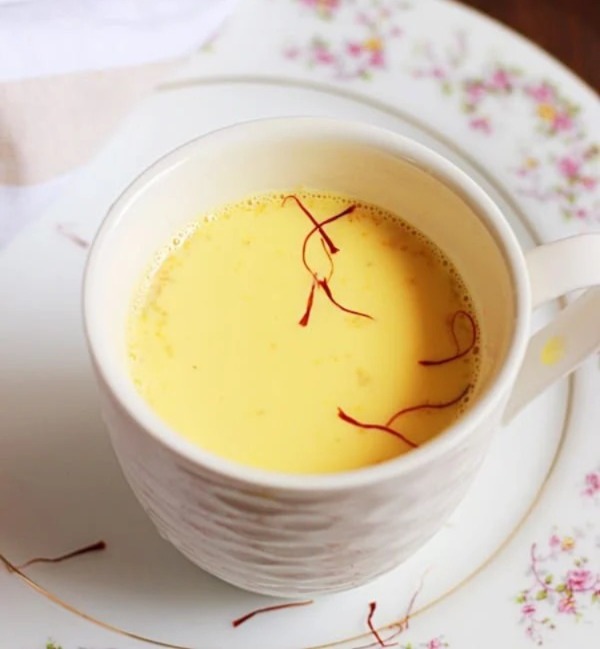 মাখানাকে সরিয়ে রেখে সেই কড়াইতেই ঢেলে দিন ৫০০ মিলিগ্রাম দুধ। এর পর তা একটু ঘন করে জ্বাল দেওয়ার পর সামান্য কিছুটা দুধ অন্য পাত্রে তুলে রাখুন। উষ্ণ গরম এই দুধে যোগ করুন এক চিমটি কেশর। 