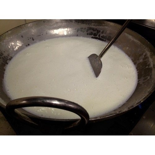 কড়াইয়ে থাকা দুধটি গরম হয়ে এলে তাতে স্বাদমতো চিনি মিশিয়ে নিন। তবে খেয়াল রাখবেন খুব বেশি মিষ্টি যেন না হয়ে যায়। দুধ ঘন হয়ে আসলেই তাতে ছড়িয়ে দিন ওই ভেজে রাখা মাখানাগুলি। 