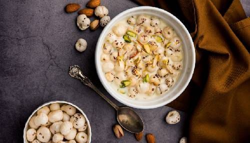 খুব বেশি ফোটানোর প্রয়োজন নেই। মাখানা ও দুধের মধ্যে কেশর মেশানো দুধটি ঢেলে অল্প থেকে মাঝারি আঁচে তিন থেকে চার মিনিট ফোটালেই মাখানার পায়েস তৈরি। 