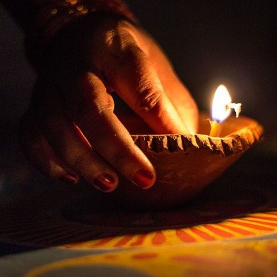 ‘কোজাগরী’ কথাটি এসেছে ‘কে জাগতী’ থেকে। অর্থাৎ কে জেগে আছ? জনশ্রুতি অনুযায়ী, কোজাগরী লক্ষ্মীপুজোর দিনই দেবী লক্ষ্মী মর্ত্যে নেমে আসেন। বাড়ির দরজা খোলা থাকলে, প্রদীপের আলোয় ভরা থাকলে ধনদেবী সেখানে প্রবেশ করেন। 