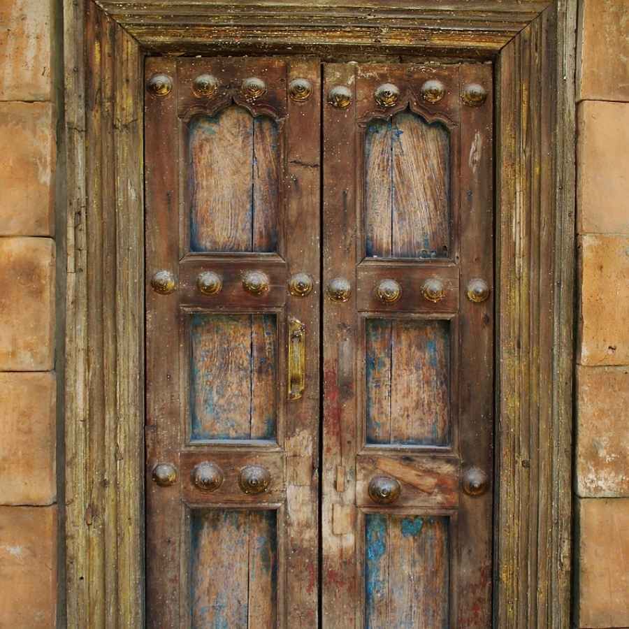 অন্য দিকে এদিন যার বাড়ির দরজা বন্ধ থাকে, ঘর অন্ধকার থাকে সেখানে দেবী প্রবেশ করতে পারেন না। ফিরে যান আশীর্বাদ না দিয়েই। 