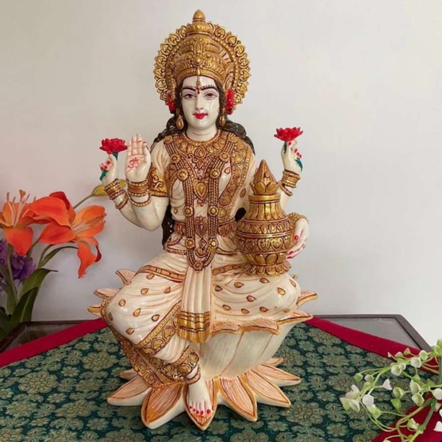 তাই কোজাগরী লক্ষ্মীপুজোর দিন রাত জাগার রীতি আছে, যাতে দেবী এসে ডাকলে দরজা খোলা পান। সনাতন ধর্মে বিশ্বাস করা হয় কোজাগরী লক্ষ্মীপুজোর দিন যাঁরা রাত জেগে দেবী লক্ষ্মীর আরাধনা করেন দেবী তাঁদের দুই হাত ভরে আশীর্বাদ করেন। তাই এই দিনটির এমন নাম এবং এ দিন রাত জাগার প্রচলন আছে। 