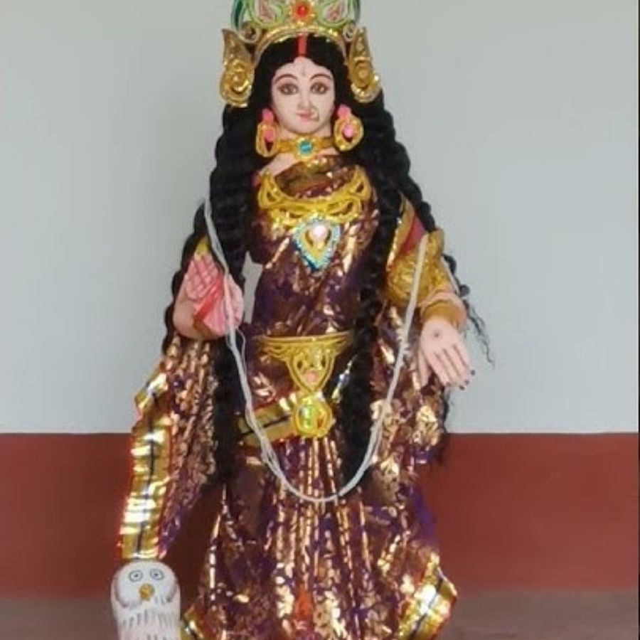 শ্লোকে বলা হয়, "নিশীথে বরদা লক্ষ্মীঃ। তস্মৈ বিত্তং প্রযচ্ছামি অক্ষৈঃ ক্রীড়াং করোতি যঃ।।" তাই অনেকে বিশ্বাস করেন কোজাগরী পূর্ণিমার রাতে যিনি তার জেগে পাশা খেলেন তাঁকে দেবী ধনসম্পদ দেন। 