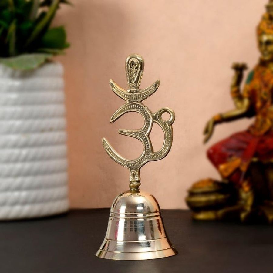 কারণ যাই হোক, লক্ষ্মীপুজোর দিন তাই আজও বাংলার ঘরে ঘরে সন্ধ্যার পরই দেবীর আরাধনা শুরু হয়। শোনা যায় কাঁসর, ঘণ্টার শব্দ। 