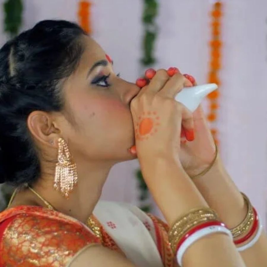 বেজে ওঠে শঙ্খ, দেওয়া হয় উলুধ্বনি। গভীর রাত পর্যন্ত চলে ধনদেবীর আরাধনা। 