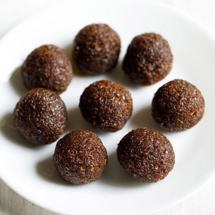 লক্ষ্মীপুজোর দিন ঘরে ঘিয়ের প্রদীপ জ্বালানো শুভ বলে মনে করা হয়। দেবীকে খিচুড়ি সহ নাড়ু, তালের ফোঁপড়া, ইত্যাদি নৈবেদ্য হিসেবে দেওয়ার রীতি রয়েছে। 