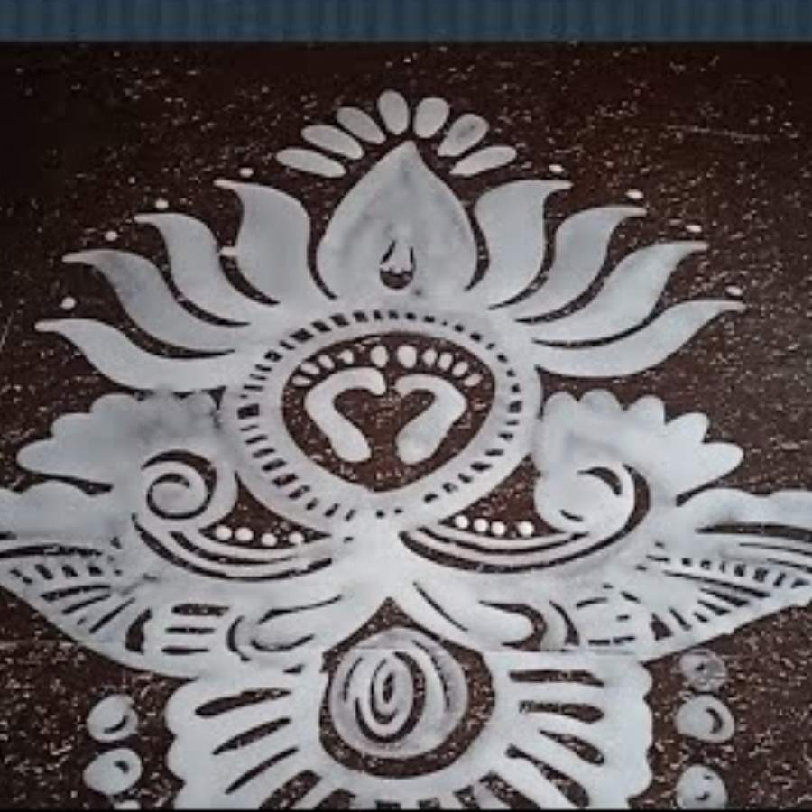 আর লক্ষ্মীপুজো মানেই বাঙালির ঘর সেজে উঠবে আলপনা এবং লক্ষ্মীর পায়ের ছাপে। ( ‘আনন্দ উৎসব ২০২৫’-এর সাফল্যের নেপথ্যে রয়েছেন একাধিক সহযোগী। প্রেজ়েন্টিং পার্টনার ‘মারুতি সুজ়ুকি অ্যারেনা’। অন্যান্য সহযোগীরা হলেন ওয়েডিং পার্টনার ‘এবিপি ওয়ানস্টপ ওয়েডিং’, ফ্যাশন পার্টনার ‘কসমো বাজ়ার’, নলেজ পার্টনার ‘টেকনো ইন্ডিয়া ইউনিভার্সিটি’, ব্যাঙ্কিং পার্টনার ‘ইউনিয়ন ব্যাঙ্ক অফ ইন্ডিয়া’, কমফোর্ট পার্টনার ‘কার্লন’)।  (এই প্রতিবেদনটি ‘আনন্দ উৎসব’ ফিচারের একটি অংশ)।