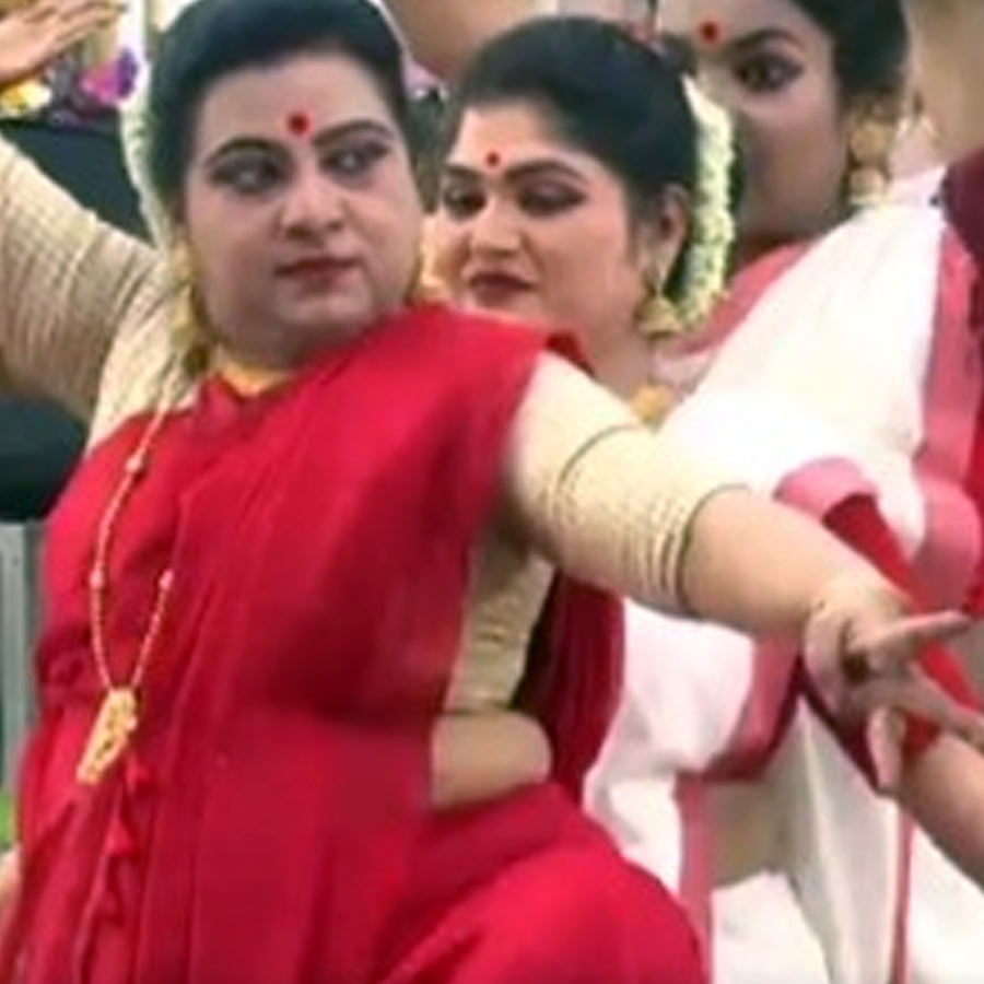 ডোনার নাচ দিয়ে শুরু অনুষ্ঠান।