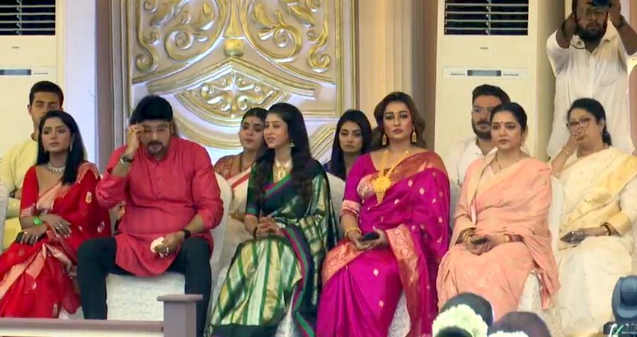 তারকাখচিত মঞ্চ।