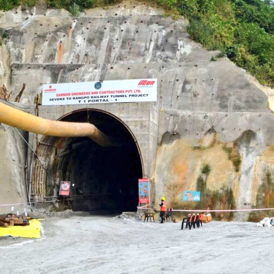 আলিপুরদুয়ার ডিভিশনের সেবক-রংপো প্রকল্পের অধীনে ইয়ার্ড রিমডেলিংয়ের জন্য সেবক স্টেশনের আগামী ৮ এবং ৯ অক্টোবর প্রি-নন-ইন্টারলকিং কাজ হবে। 