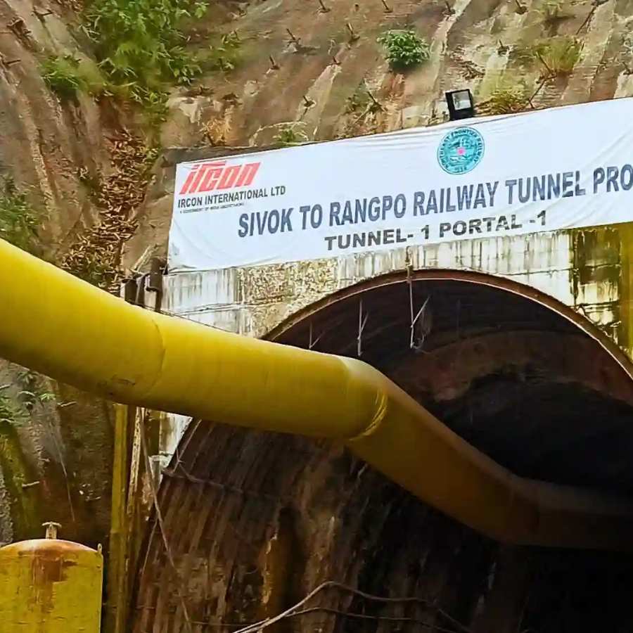 এ ছাড়া আগামী ১০ থেকে ১৫ অক্টোবর নন-ইন্টারলকিংয়ের কাজ চলবে। সেই জন্যই বেশ কিছু ট্রেনের সময়সূচিতে বদল আনা হয়েছে বা পথ পরির্বতন করা হয়েছে। 