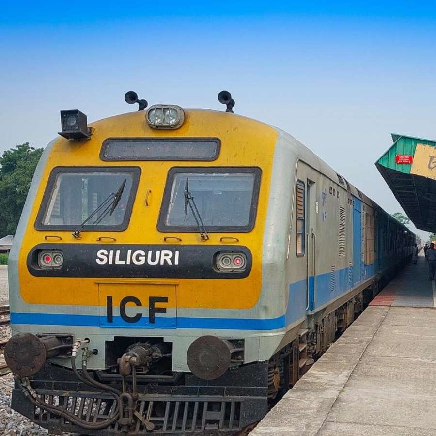 ৭৫৭১৮ বামনহাট-শিলিগুড়ি জংশন ডেমু ৮ থেকে ১১ অক্টোবর পর্যন্ত সকল ৫টার বদলে সকাল ৮টা নাগাদ ছাড়বে। 