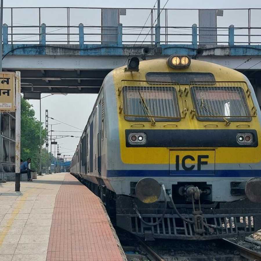 ৭৫৭১৩ শিলিগুড়ি জংশন-বামনহাট ডেমু ১৫ অক্টোবর বিকেল ৪টে ৫ মিনিটের বদলে বিকেল সাড়ে ৫টা নাগাদ ছাড়বে। 