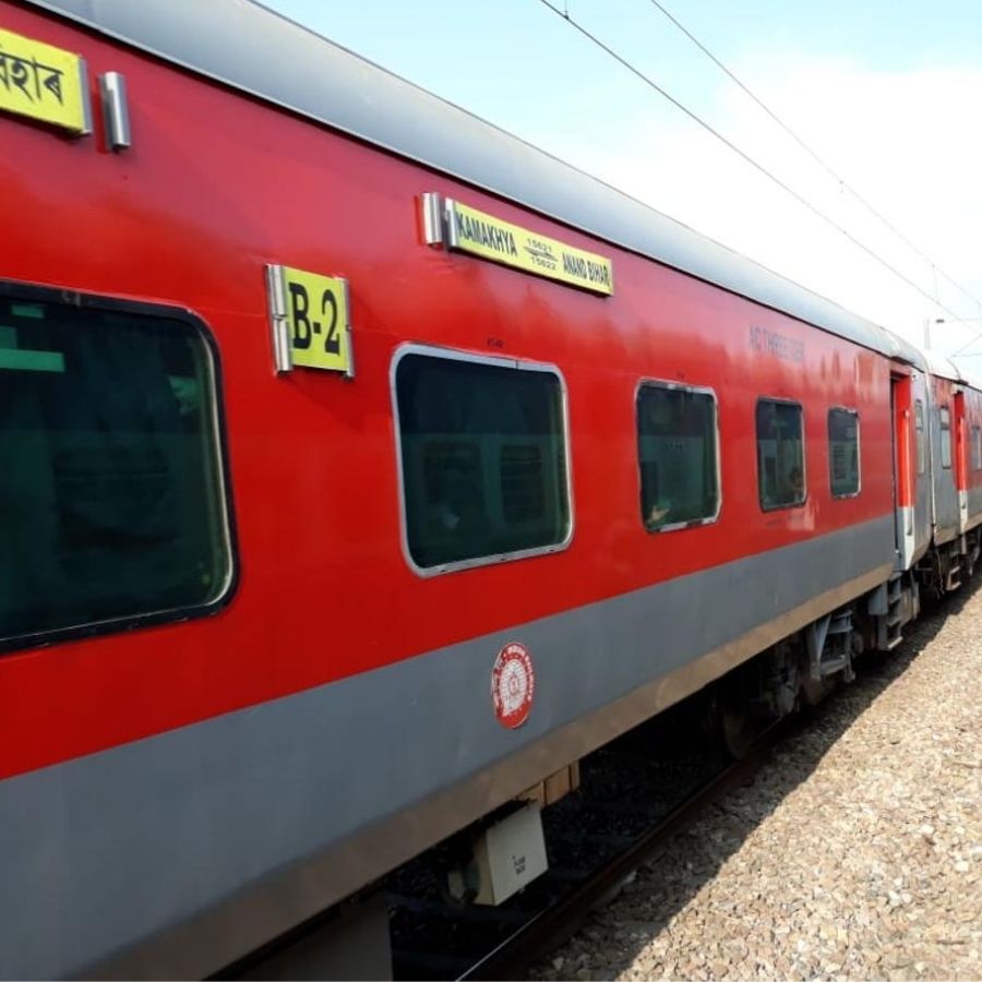 ১৫৬২১ কামাখ্যা-আনন্দ বিহার টার্মিনাল এক্সপ্রেসের সময় ৯ অক্টোবর এক ঘণ্টা পিছিয়ে ৫টার বদলে সকাল ৬টা করা হয়েছে। 