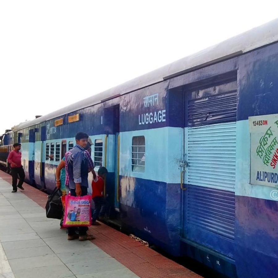 ১৫৪৮৩ আলিপুরদুয়ার-দিল্লি সিকিম-মহানন্দা এক্সপ্রেস ১০ অক্টোবর দুপুর ১টা এবং ১৫ অক্টোবর দুপুর ২টো নাগাদ ছাড়বে নির্ধারিত সময়ের পরিবর্তে। 