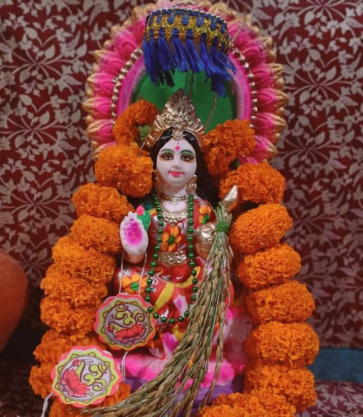 শান্ত, স্নিগ্ধ, কোজাগরী রাতের অপেক্ষা এখন শুধু। বাড়ি বাড়ি থেকে পাড়ার সমস্তটা জুড়ে চলছে প্রস্তুতি, আর রান্নাঘরে চলছে এক অন্য রকম ‘ভোগ’-এর উৎসব।   পুজো মানেই তো পেটপুজো। আর লক্ষ্মীদেবীকে সন্তুষ্ট করার জন্য ভোগ নিবেদন একটা মস্ত অঙ্গ। শুধু ভক্তি নয়, এই ভোগ তৈরির মধ্যে লুকিয়ে থাকে ঘরোয়া উষ্ণতা আর আন্তরিকতা।