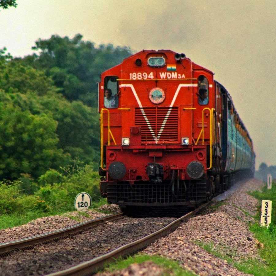 ফলে পুজোর পর উত্তরবঙ্গের কোথাও বাংলার বাইরে থেকে বেড়াতে আসার থাকলে ট্রেনে ওঠার আগে অবশ্যই নতুন সময়সূচি দেখে নেওয়া জরুরি। ( ‘আনন্দ উৎসব ২০২৫’-এর সাফল্যের নেপথ্যে রয়েছেন একাধিক সহযোগী। প্রেজ়েন্টিং পার্টনার ‘মারুতি সুজ়ুকি অ্যারেনা’। অন্যান্য সহযোগীরা হলেন ওয়েডিং পার্টনার ‘এবিপি ওয়ানস্টপ ওয়েডিং’, ফ্যাশন পার্টনার ‘কসমো বাজ়ার’, নলেজ পার্টনার ‘টেকনো ইন্ডিয়া ইউনিভার্সিটি’, ব্যাঙ্কিং পার্টনার ‘ইউনিয়ন ব্যাঙ্ক অফ ইন্ডিয়া’, কমফোর্ট পার্টনার ‘কার্লন’)।  (এই প্রতিবেদনটি ‘আনন্দ উৎসব’ ফিচারের একটি অংশ)।