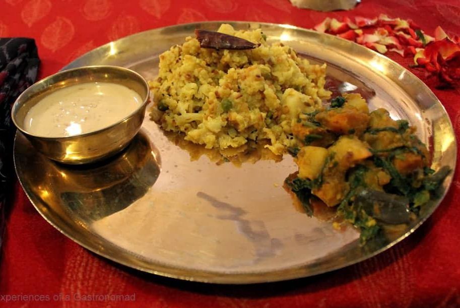 তার সঙ্গে লাবড়া, নানা সবজির মিশেলে তৈরি এই পদটি যেন ভোগের থালায় এক ধরনের সম্পূর্ণতা নিয়ে আসে।