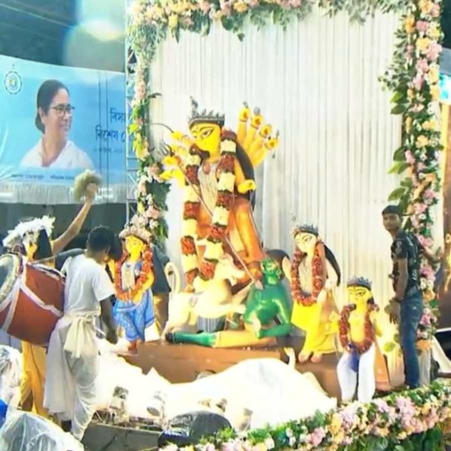 শোভাযাত্রায় কাশী বোস লেনের প্রতিমা।