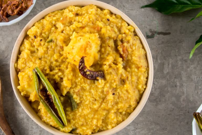 বাঙালির বাড়ির পাতে আজও লক্ষ্মীপুজো মানেই খিচুড়ি। 