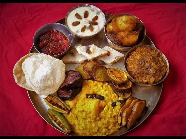 খিচুড়ি, লাবড়ার সঙ্গে নৈবেদ্য দেওয়া হয়, পাঁচ রকমের ভাজার—বেগুন, আলু, পটল, কুমড়ো, ও কখন ফুলকপিও। 