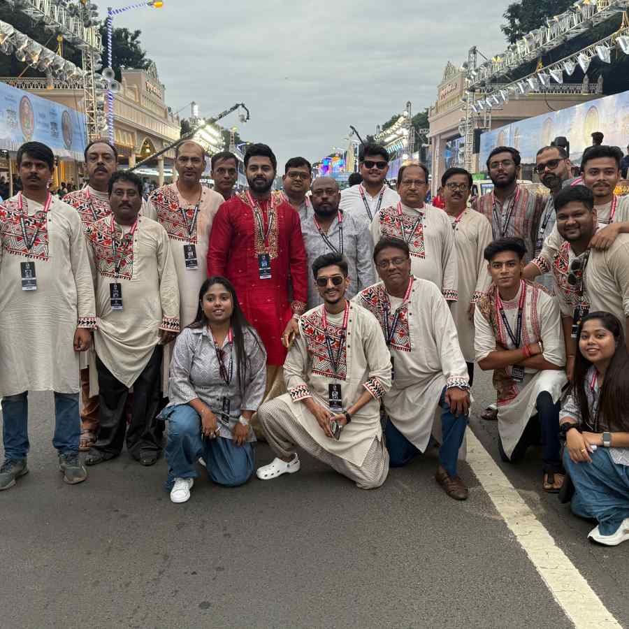 বেলেঘাটা ৩৩ পল্লি ক্লাবের সদস্যেরা।